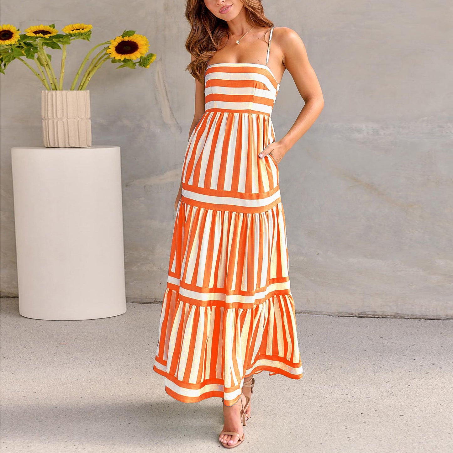 Robe à Rayures d’Été. Dos Nu et Élégance Décontractée