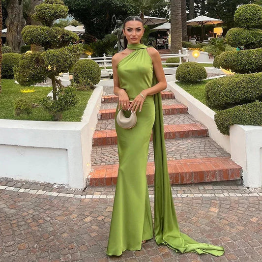 Robe Satinée à Bretelles. Style Élégant