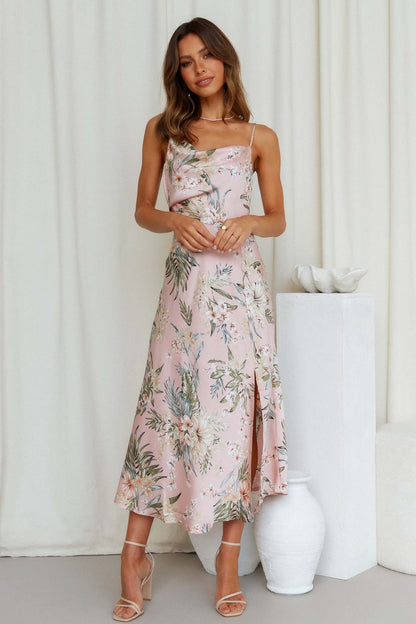 Robe en satin à bretelles Coupe portefeuille