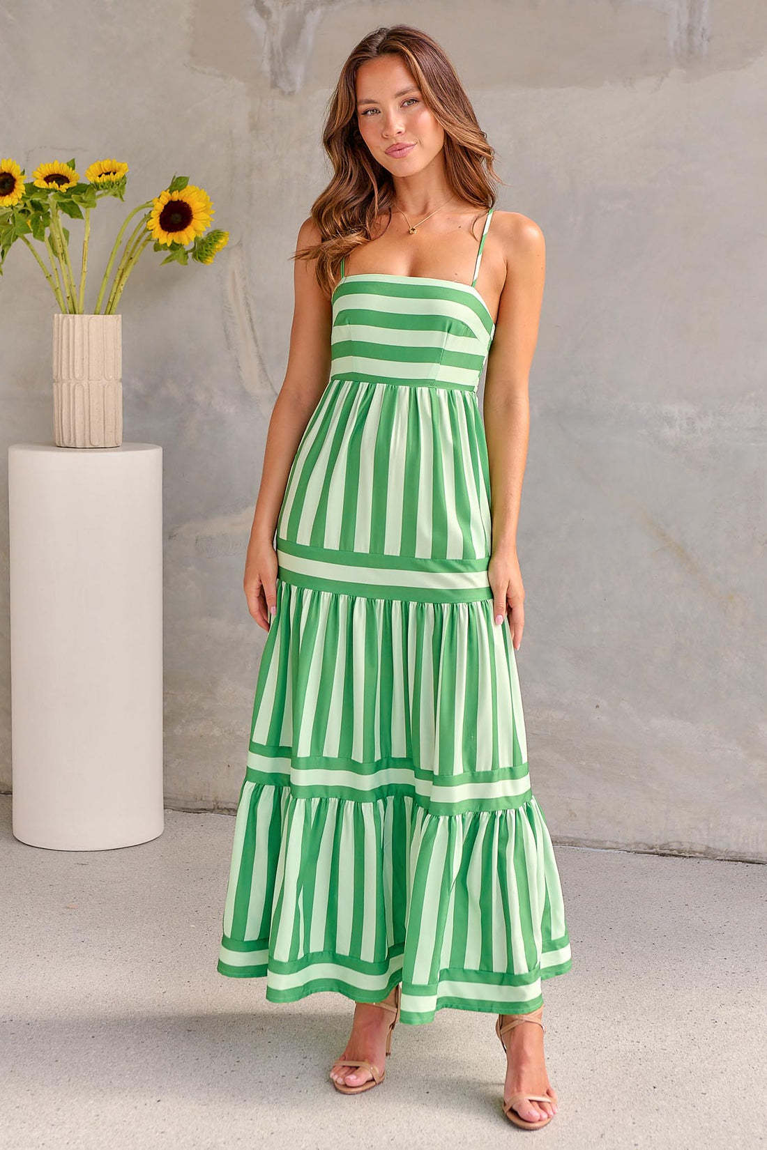 Robe à Rayures d’Été. Dos Nu et Élégance Décontractée
