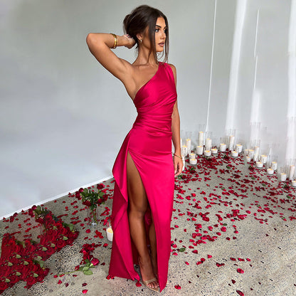 Robe élégante à une épaule, fente latérale
