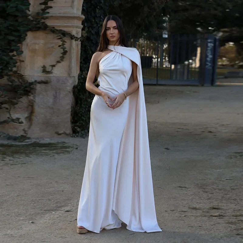 Robe Satinée à Bretelles. Style Élégant