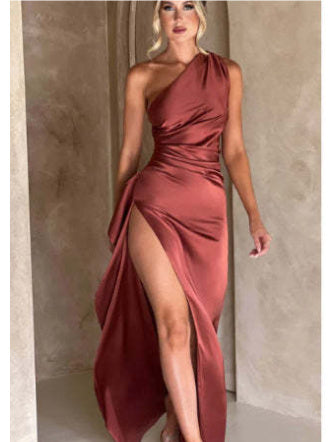 Robe élégante à une épaule, fente latérale