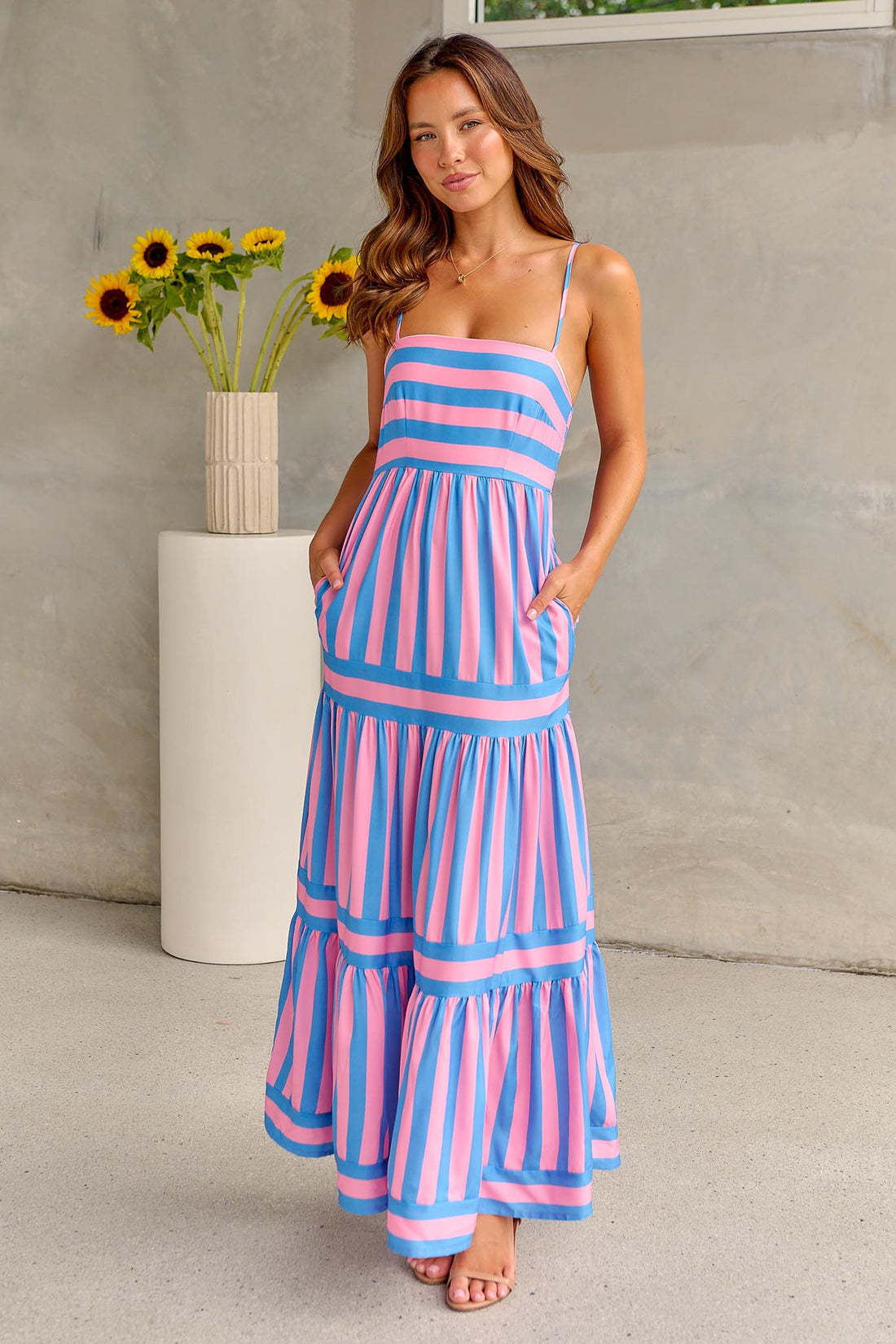Robe à Rayures d’Été. Dos Nu et Élégance Décontractée