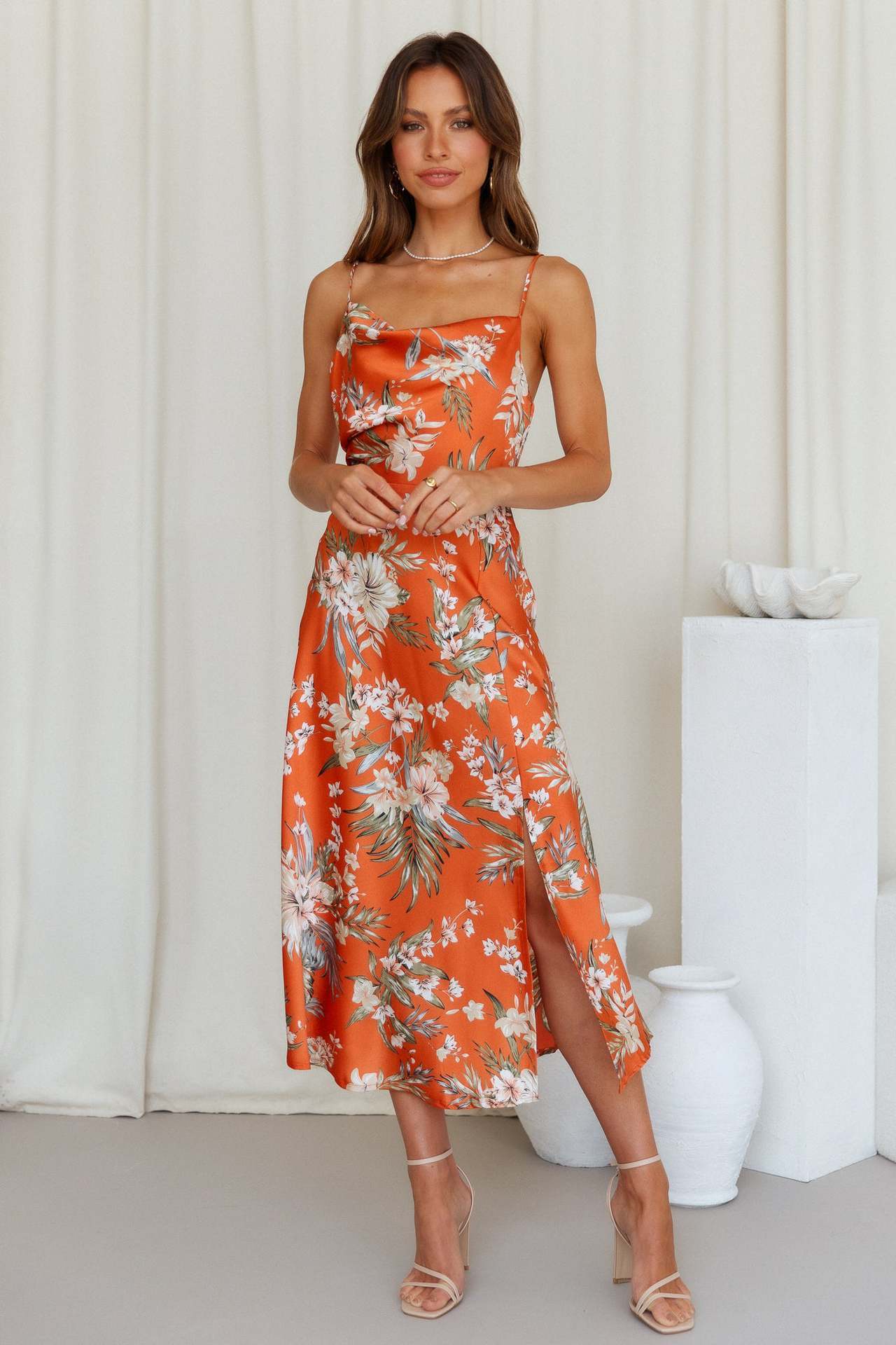 Robe en satin à bretelles Coupe portefeuille