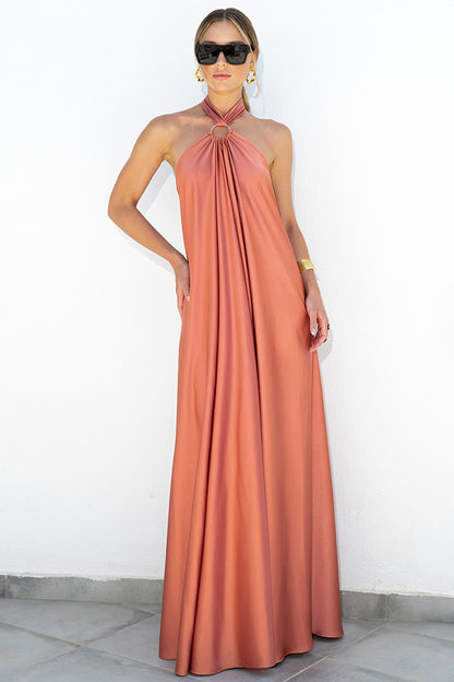 Robe longue dos nu en satin style élégant