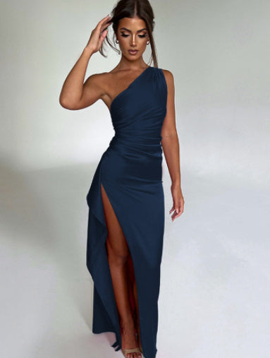 Robe élégante à une épaule, fente latérale