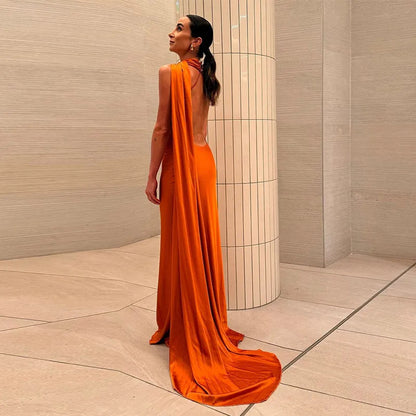 Robe Satinée à Bretelles. Style Élégant