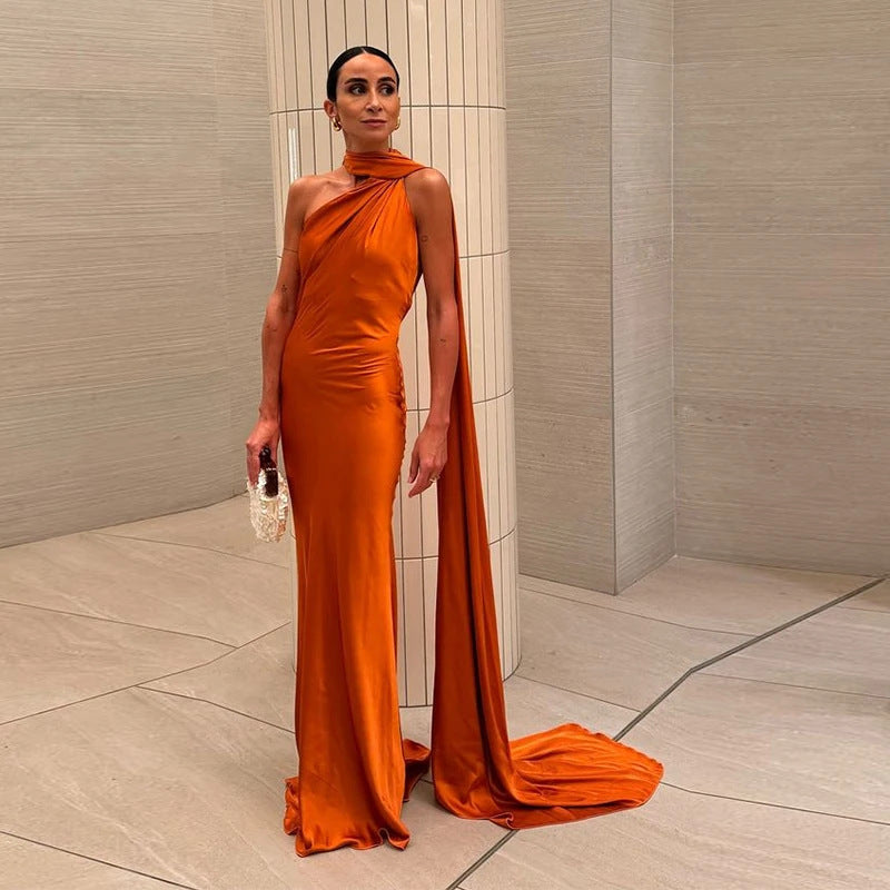 Robe Satinée à Bretelles. Style Élégant
