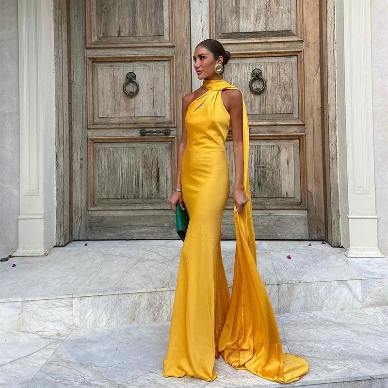 Robe Satinée à Bretelles. Style Élégant