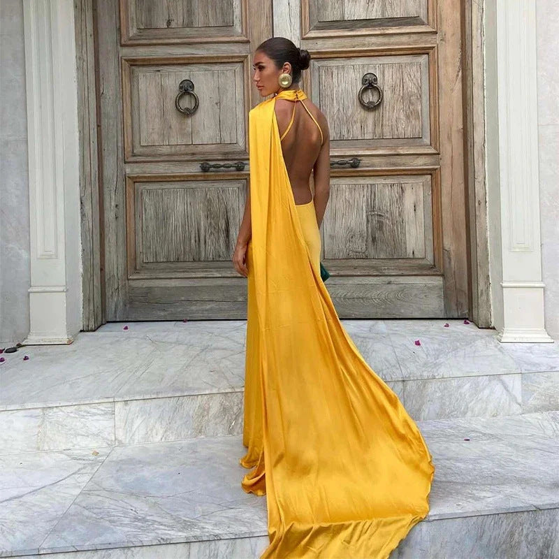 Robe Satinée à Bretelles. Style Élégant